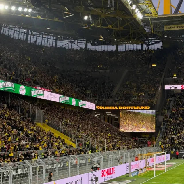 Die VW-Fans passten offensichtlich mit in den Mannschaftsbus. #BVBWOB