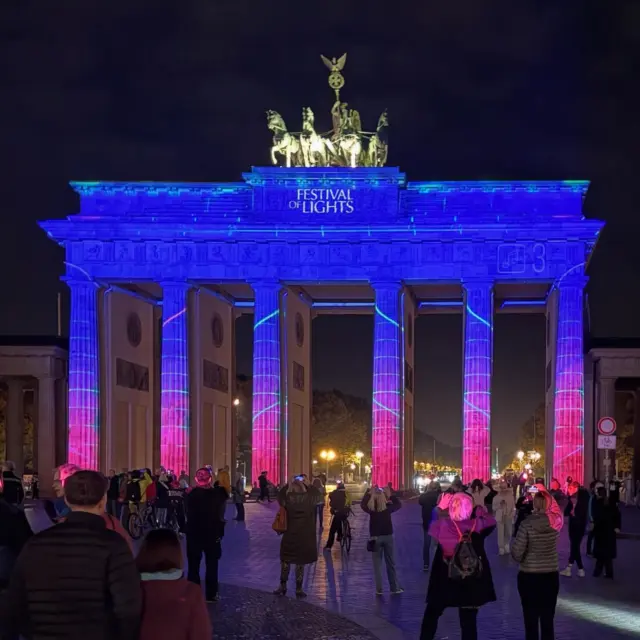 Beim @berlinfestivaloflights werden Plätze und Gebäude, wie das Brandenburger Tor oder der Fernsehturm, illuminiert. ❤️🩷💜💙