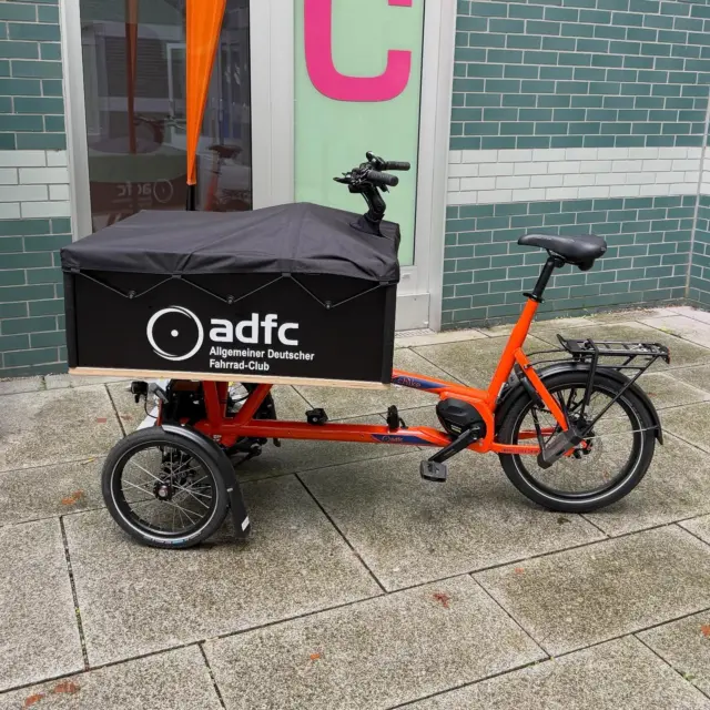Das @chikecargobikes Lastenrad im ADFC-Design weist den Weg zur Eröffnungsveranstaltung der neuen @adfc.de Bundesgeschäftsstelle mit zahlreichen Gästen aus Politik, Wirtschaft, Wissenschaft und Verbänden.
